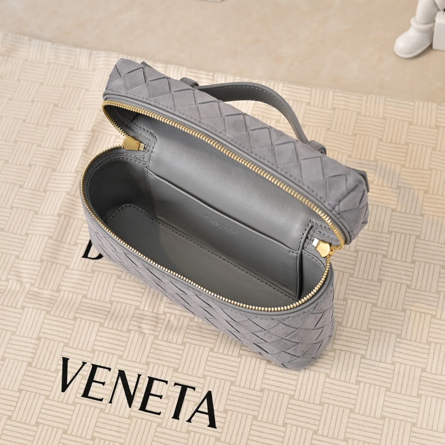 #BV’s new Vanity Case suede cosmetic bag🎈 is a super practical and stylish cosmetic bag [Fireworks], using the brand’s most classic cowhide weaving, with two-way zipper opening and closing, the overall style is retro and elegant, the top handle can be adjusted at will, the shoulder strap can be adjusted at will, the hand-held elegant temperament, cross-body casual and casual, unlocking various concave shape scenes🎬 Model: 9109 Size: 22x12.5x5 P1360